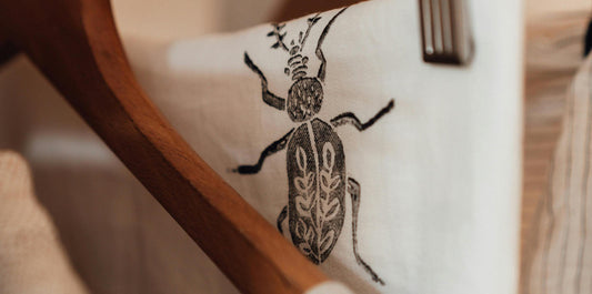 Illustration d'un insecte dessiné sur un tissu dans une penderie